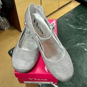 NWOT Nina Zelda Silver Satin size 6